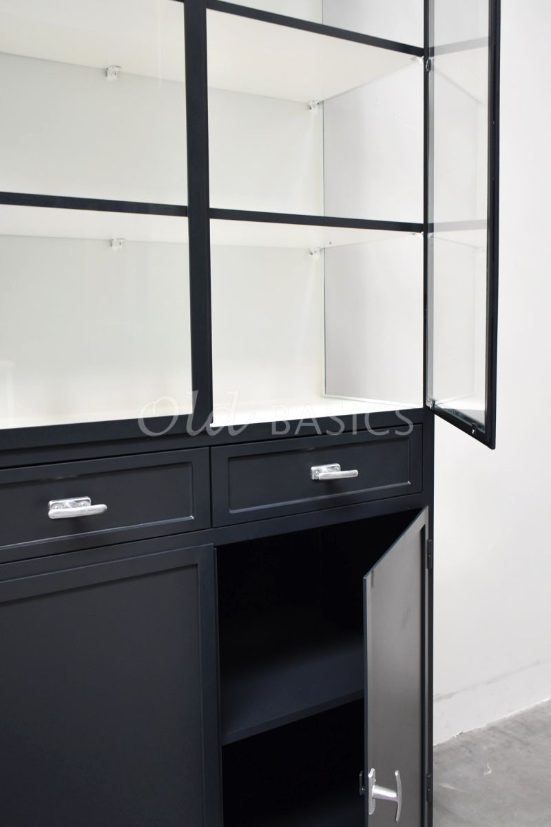 Detail van Apothekerskast Ferro, 2 deuren, RAL7021, zwart, grijs, materiaal staal